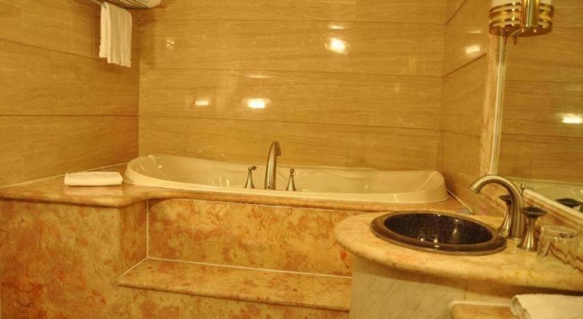 Jinrong International Hotel Shanghai Exterior photo